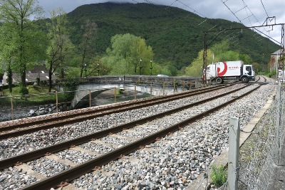 鉄道線路とポー川に架かる橋