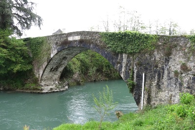 Gave de Pau に架かる石橋