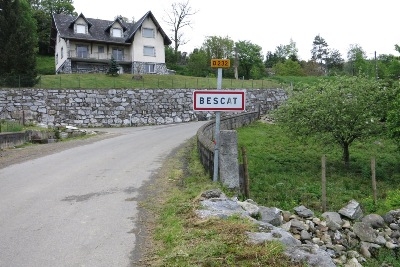 Bescat の町の標識