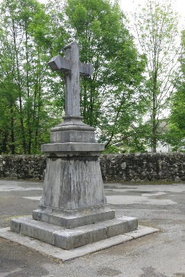 Buziet の村の入り口の十字架