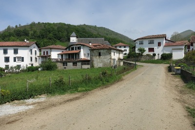 Saint-Just-Ibarre の村の入口