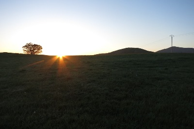 丘の上に昇る朝日