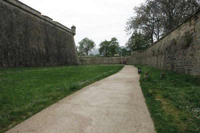 城壁の間の道