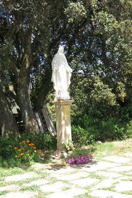 Uterga の村はずれのマリア像