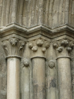 タンパン柱頭のロマネスク彫刻