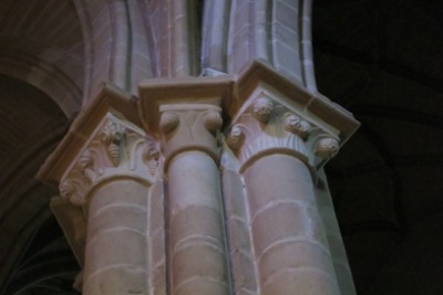 内部の柱頭彫刻