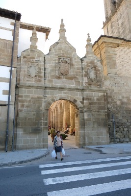 Los Arcos の門