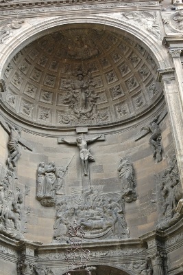 教会入り口上部の彫刻
