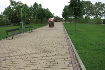 公園の中の道