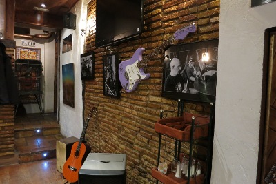 バルの壁に掛けられたギター