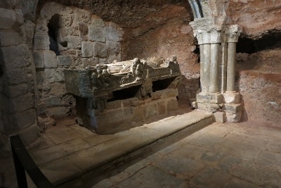 岩窟の中に置かれた石棺
