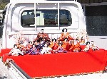 トラック荷台の上に飾られた雛人形