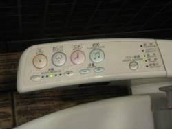 温水トイレのボタン