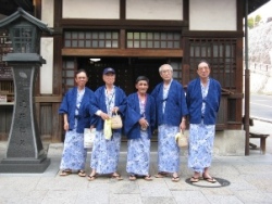 浴衣を着た人たち