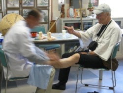 脚の治療を受けるMels